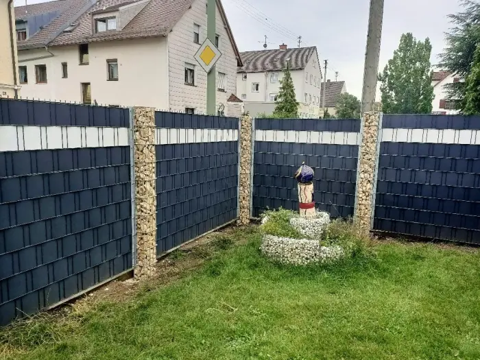Doppelstab-Sichtschutz mit Gabionensäulen in einem Garten